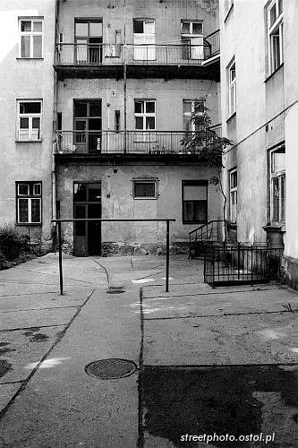 kamienica, Stare podwórko, rudera, trzepak, okno, miasto