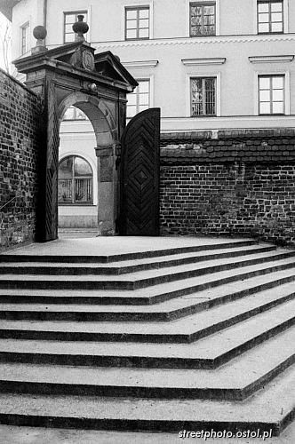 Zabytki. Kraków, schody, brama, mur klasztorny