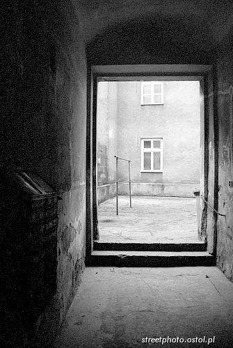 Kraków. Kazimierz. Podwórko, kamienica, trzebak, fotografia czarnobiała