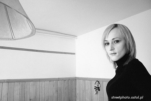 Ania w pokoju.