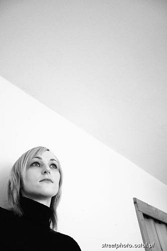 Ania w pokoju.