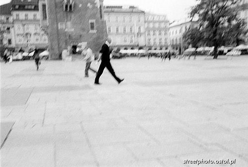 Rynek Główny o poranku. Kraków. Postacie, ludzie w fotografii
