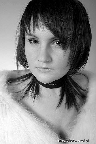 Piękna modelka w białym futerku.