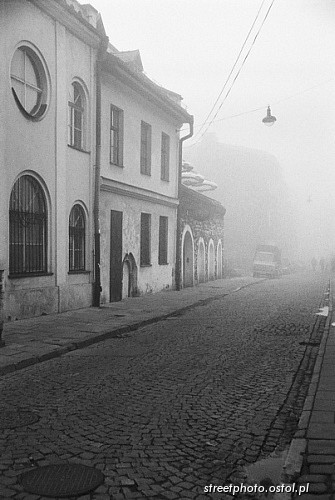 Mgła w Krakowie, Dzielnica Kazimierz. Ulica Jakuba. Zabytkowe kamienice
