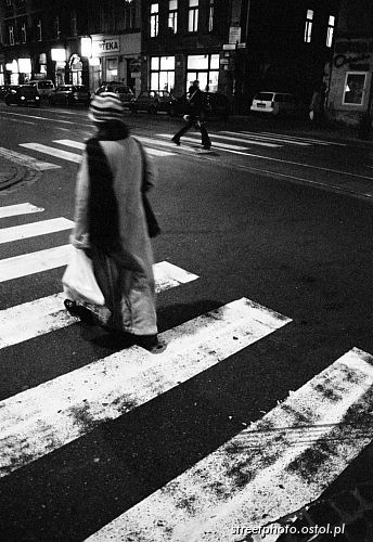 Pejzaż miejski, Fotografia nocna, postacie na ulicy, skrzyżowanie