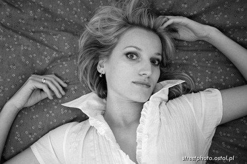 Dziewczyna w białej koszuli. Portret kobiety.