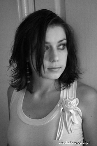 Sylwia. Dziewczyna w obcisłej bluzce.