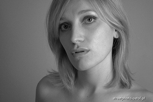 Gosia. Portret blondynki.