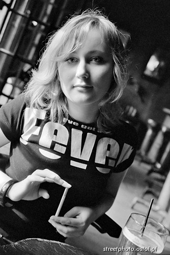 Dziewczyna z papierosem. Młoda blondynka 