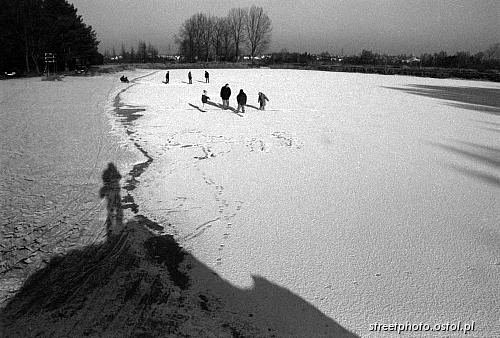 Zabawa na zamarzniętym jeziorze, ludzie w fotografii
