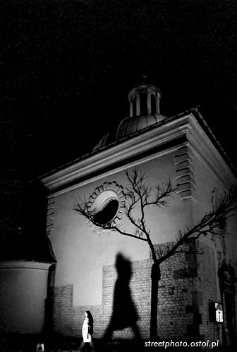 Kościół świętego Wojciecha nocą, ludzie w fotografii