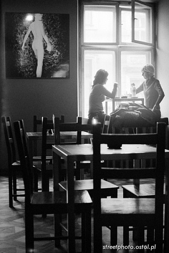 Postacie siedzące przy oknie, ludzie w fotografii