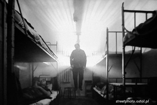 Kadr z filmu Symetria, ludzie w fotografii