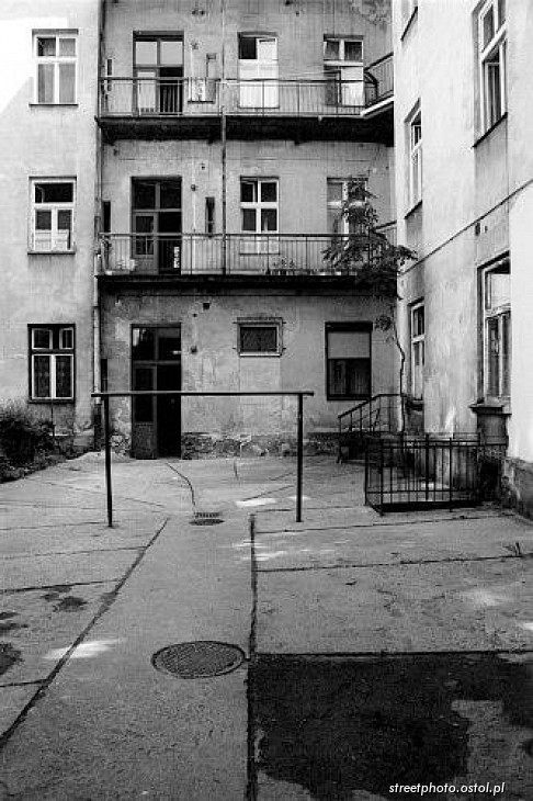 kamienica, Stare podwórko, rudera, trzepak, okno, miasto