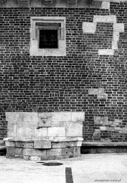 Zabytki. Kraków. Wieża ratuszowa. Sciana z cegieł