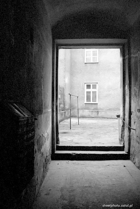 Kraków. Kazimierz. Podwórko, kamienica, trzebak, fotografia czarnobiała