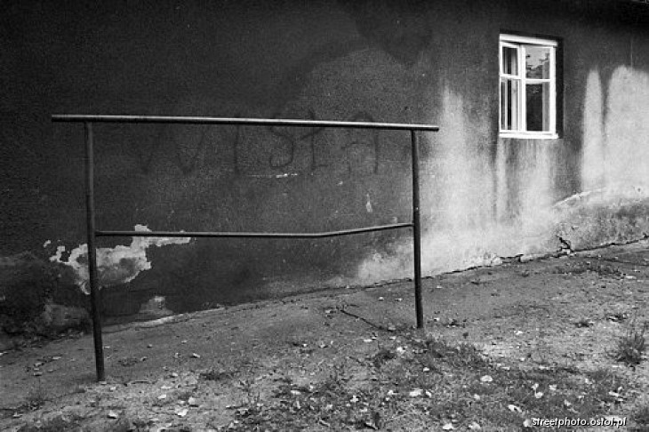 Stare podwórko, Trzepak, okno, miasto
