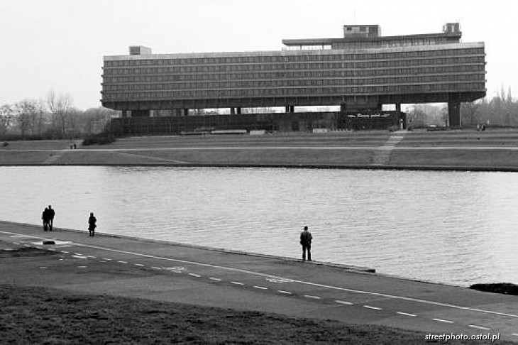 Hotel Forum. Architektura w krakowie. Wisła. Bulwary wiślane