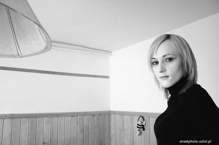 Ania w pokoju.