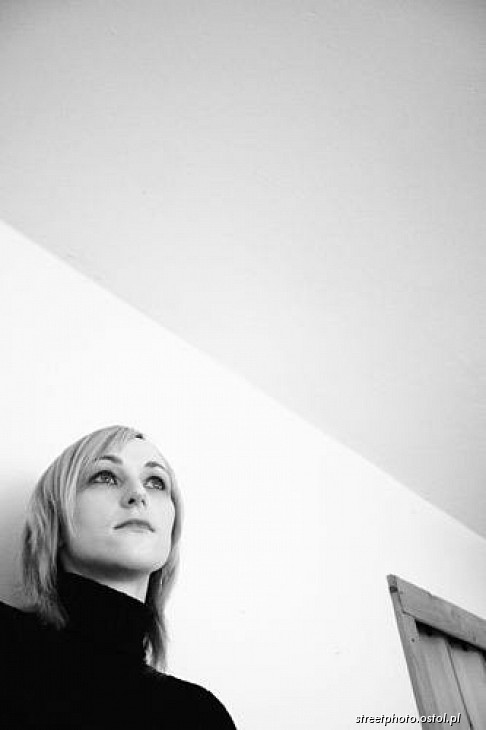 Ania w pokoju.