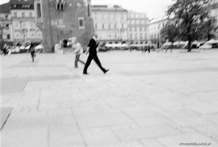 Rynek Główny o poranku. Kraków. Postacie, ludzie w fotografii