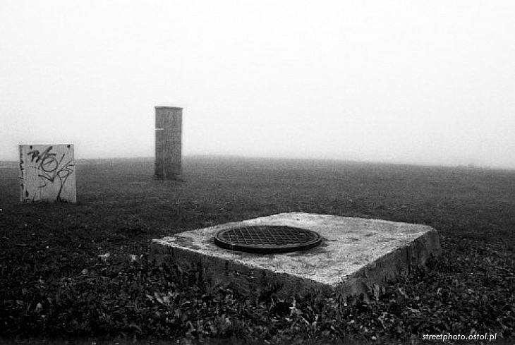 Fotografia uliczna, streetphoto, pejzaż we mgle, fotografia eksperymentalna