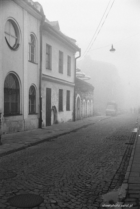 Mgła w Krakowie, Dzielnica Kazimierz. Ulica Jakuba. Zabytkowe kamienice
