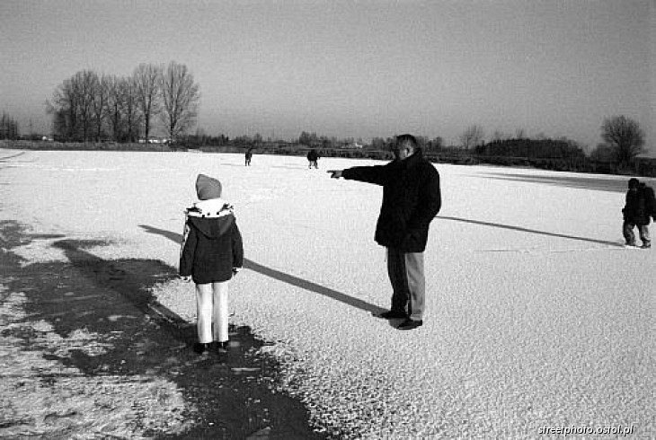 Zabawa na śniegu, ludzie w fotografii