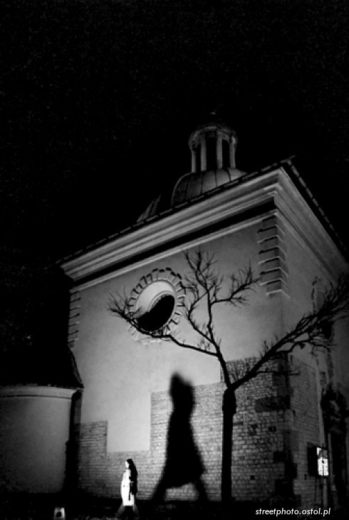 Kościół świętego Wojciecha nocą, ludzie w fotografii