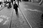 Chłopak na ulicy, Kraków, Szewska, Brukowana ulica, torowisko