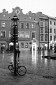 Rynek główny, deszczowo, rower przy latarni, Kraków