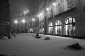 Śnieżyca w Krakowie, Plac Mariacki, witryny sklepowe, fotografia nocna, Kraków zimą.