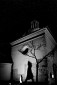 Kościół świętego Wojciecha nocą, ludzie w fotografii